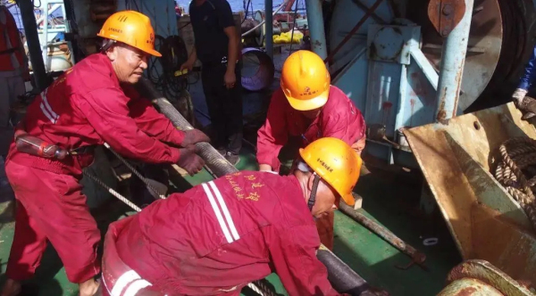 O primeiro cabo submarino do projeto de energias eólicas de Haiyang terminou